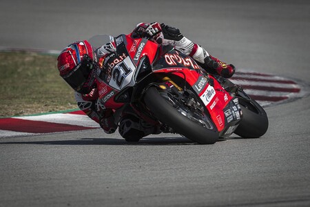 Michael Ruben Rinaldi gana en Barcelona, Jonathan Rea sufre hasta ceder el liderato y fuerte accidente de Tom Sykes