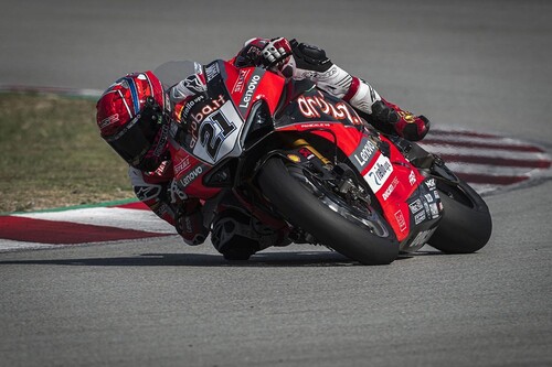 Michael Ruben Rinaldi gana en Barcelona, Jonathan Rea sufre hasta ceder el liderato y fuerte accidente de Tom Sykes