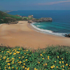 Asturias esconde un anfiteatro natural perfecto para ver atardecer: esta playa de arena blanca y aguas turquesas