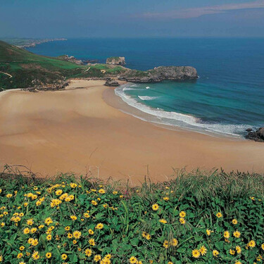 El mejor lugar para ver atardecer en Asturias es esta playa de arena blanca y aguas turquesas