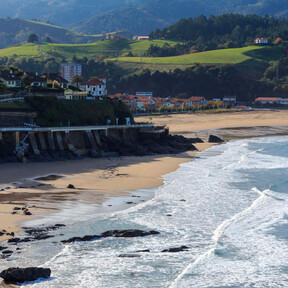 No es el más conocido de los pueblos marineros de Guipúzcoa, pero para mí, su playa y su paseo marítimo merecen más de una visita 