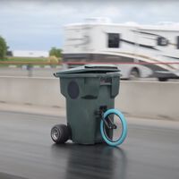 Más de 100 km/h en un bote de basura, un youtuber rompe récord de velocidad