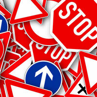 Hemos contestado a las 10 preguntas más falladas del examen del carnet de conducir y todos hemos caído en la 2 y en la 9