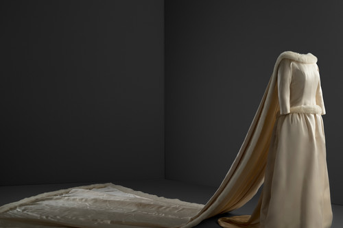 Las creaciones de Cristobal Balenciaga entran en el Museo Thyssen con los cuadros que lo inspiraron 