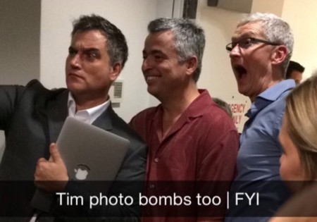Tim Cook se pasa por la Apple Store de la Quinta Avenida y "hace de celebridad" por un día