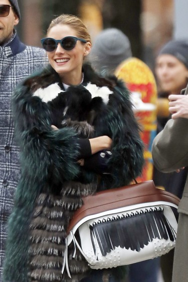 Una vez más, Olivia Palermo cede el protagonismo de su look a los complementos ¡y triunfa!  