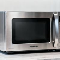 La manera de dejar tu microondas limpio es bastante simple: basta con copiar la función más útil de los hornos modernos