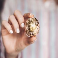 La curiosa y tierna reacción que tienen los bebés al entregarles un huevo