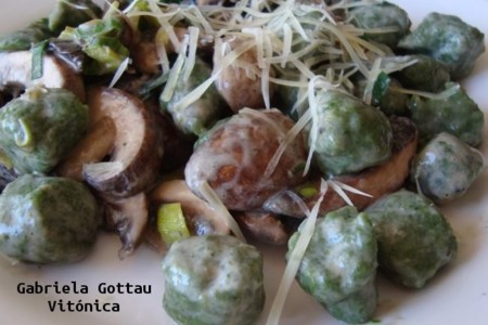 Ñoquis de espinaca con setas y puerro. Receta saludable