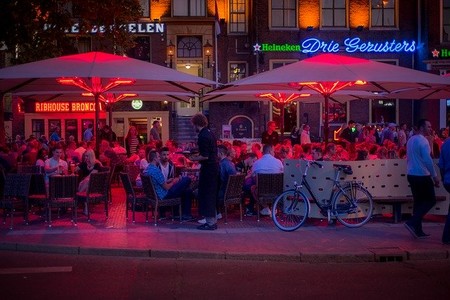 Es mejor estar en una terraza que en el exterior, pero fumar en terrazas aumenta el riesgo de contagio del coronavirus