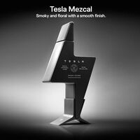 Tesla ahora también vende mezcal. El producto más mexicano de Elon Musk es esta botella a precio de... Tesla