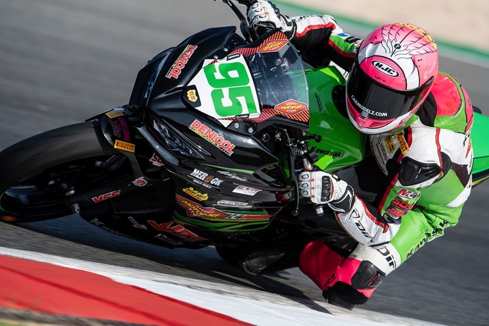 Scott Deroue se lleva la victoria y el subcampeonato de Supersport 300 en Catar pese a los intentos de Carrasco