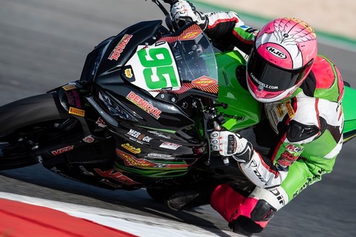 Scott Deroue se lleva la victoria y el subcampeonato de Supersport 300 en Catar pese a los intentos de Carrasco