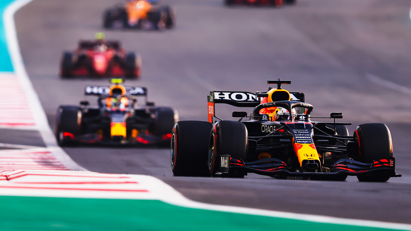 ¡Increíble! Max Verstappen gana el mundial de Fórmula 1 adelantando a Lewis Hamilton en la última vuelta