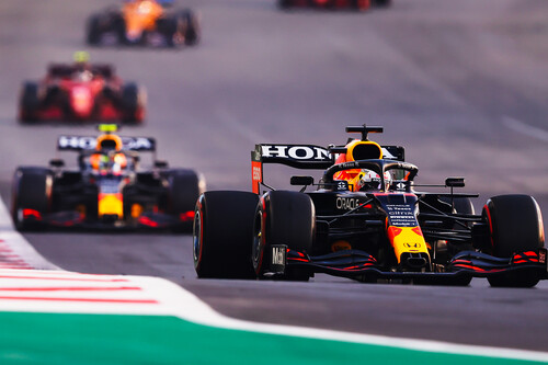 ¡Increíble! Max Verstappen gana el mundial de Fórmula 1 adelantando a Lewis Hamilton en la última vuelta
