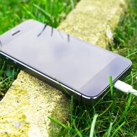 Con este cargador solar no importa que se vaya la luz: podrás cargar el móvil incluso fuera de casa 