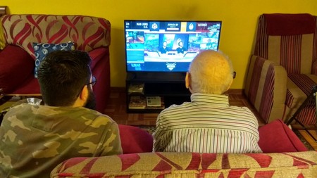 Así es como acabé pegado al sofá con mi abuelo de 93 años viendo una partida de LoL