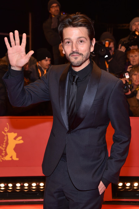 Diego Luna conquista la Berlinale con un total black look en la premiere de 'Django'