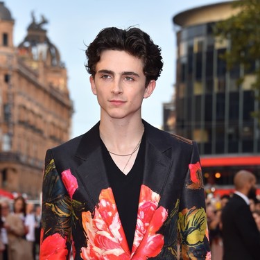 Un look perfecto de Timothée Chalamet con traje de flores