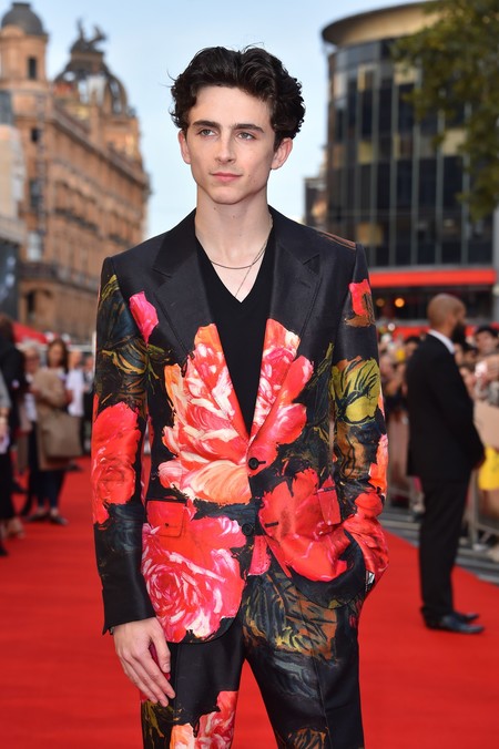 Un look perfecto de Timothée Chalamet con traje de flores