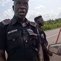 El surrealista encontronazo de una youtuber motera con unos policías nigerianos que acaba muy mal: "Dame dinero"