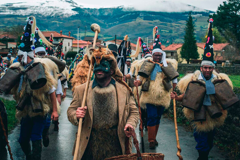 Parece un carnaval, pero es una de las tradiciones más singulares de un pequeño pueblo de Cantabria: así es La Vijanera en Silió