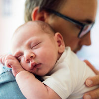 Los brazos son una necesidad básica del bebé, como comer o dormir