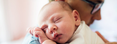 Los brazos son una necesidad básica del bebé, como comer o dormir
