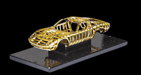 Y esto es un Lamborghini Miura de oro sin ruedas ni motor, por 83.000 euros