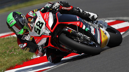 Superbikes Gran Bretaña 2013: pole de Eugene Laverty y reaparición de Carlos Checa