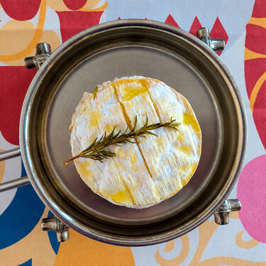 Queso camembert al horno: un exquisito aperitivo francés, fácil y rápido