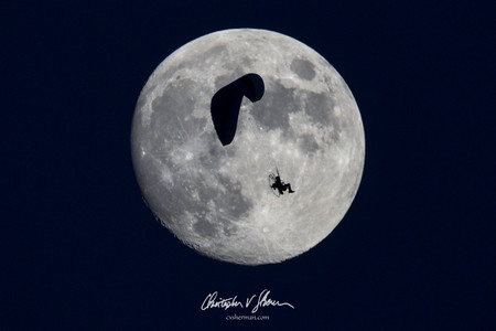 'Putting a Man on the Moon', de Christopher V. Sherman, celebrando los 50 años del Apolo 11 “poniendo a otro hombre en la Luna”