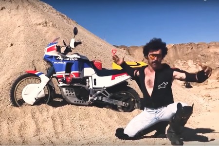 Wilbur vuelve a la carga con otro vídeo: ahora en el desierto con la Honda Africa Twin