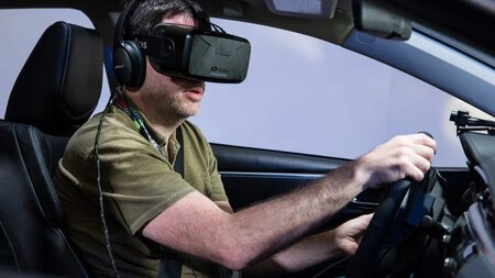 A realidade virtual pode aprimorar a sensação de estar ao volante de um carro real. Mas também requer recursos computacionais significativos. © Nan Palmero/Wikimedia Commons
