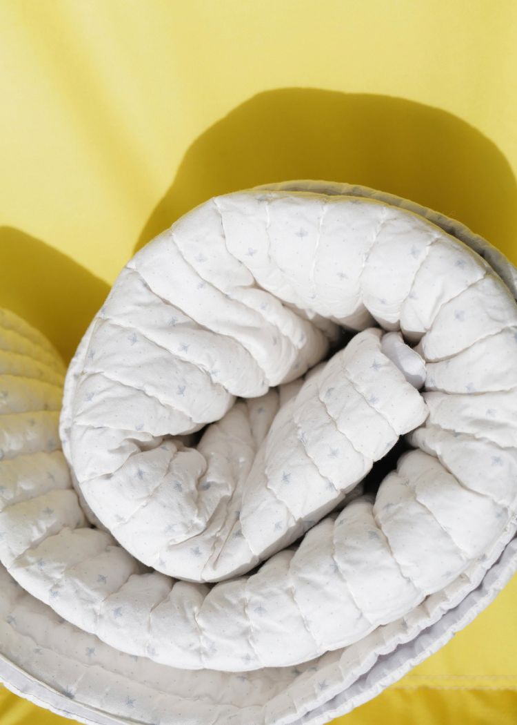 Edredón con estructura de algodón con un estampado de hojas pequeñas.