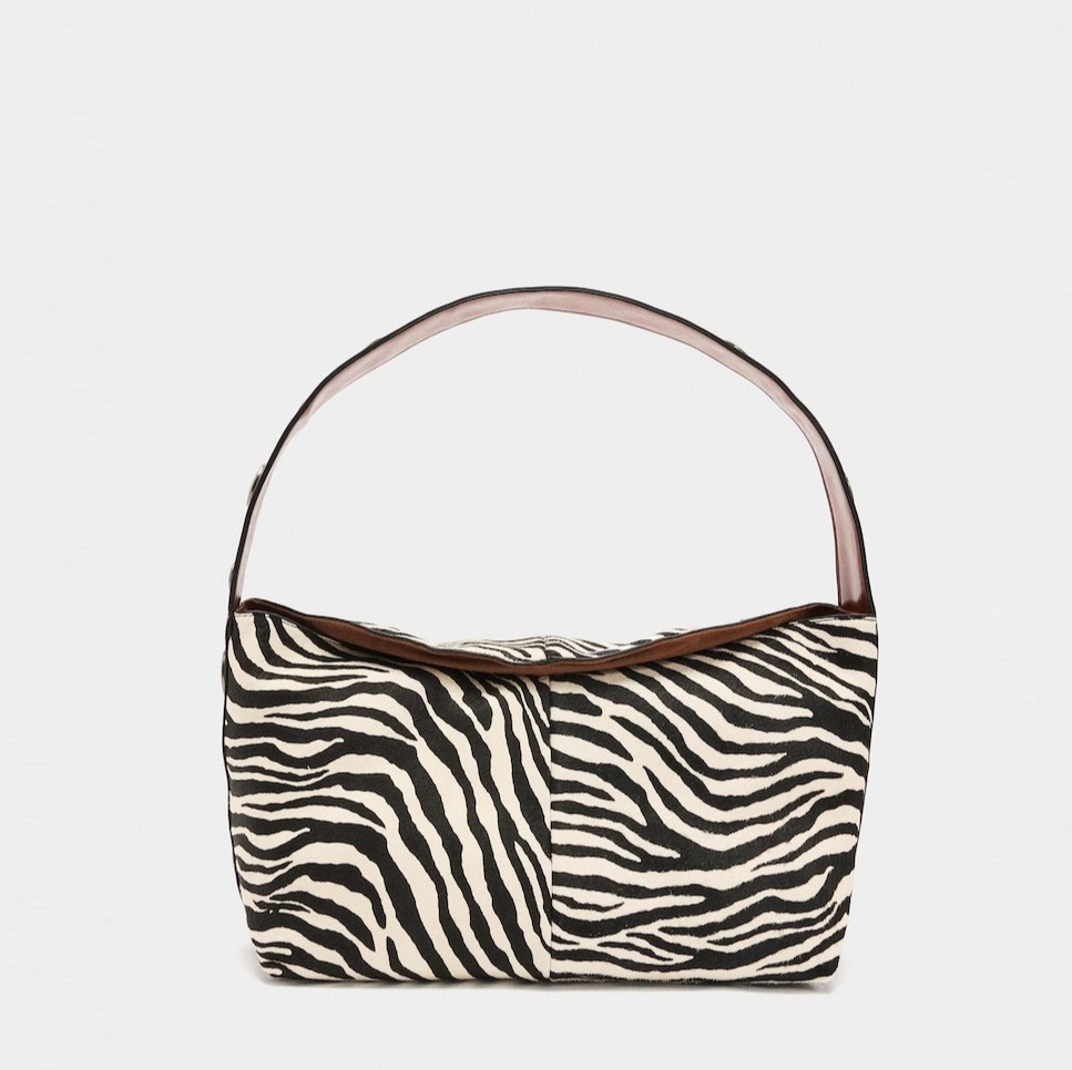 Parfois
Bolso de hombro de piel con cierre imantado y estampado animal print