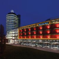 Mercedes decidió que un calendario de Adviento podía medir 145 metros y esconder 24 Clase G únicos a tamaño real. Y lo petó