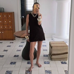 Zara tiene cinco sandalias transparentes que estilizan, combinan con todo y van genial con básicos de diario 