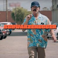Schwarzenegger se disfraza de vendedor cutre para trolear compradores de coches eléctricos en un vídeo de pura risa