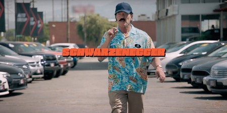 Schwarzenegger se disfraza de vendedor cutre para trolear compradores de coches eléctricos en un vídeo de pura risa