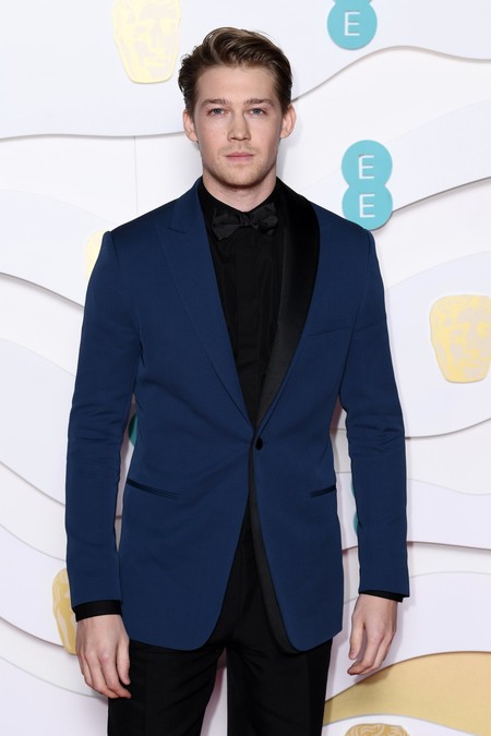 Joe Alwyn contrasta colores en su look para la alfombra roja de los premios BAFTA