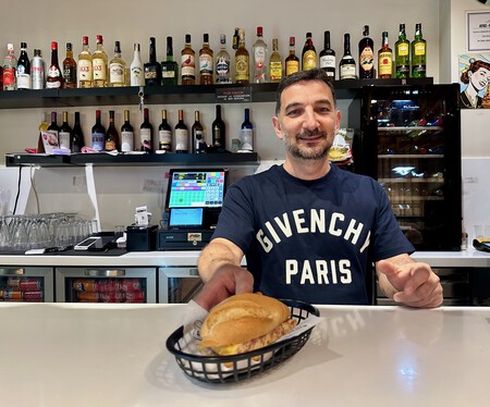 Francisco Garcia Con Uno De Sus Bocadillos