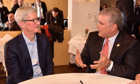 Tim Cook se reunió con el presidente de Colombia en el Apple Park para sellar compromisos en temas de educación