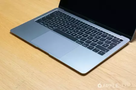 MacBook Airを開く