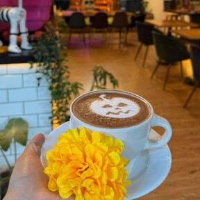 Pan de muerto y bebidas ilimitadas por 95 pesos la hora: la cafetería de CDMX que se luce este Día de Muertos 