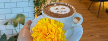 Pan de muerto y bebidas ilimitadas por 95 pesos la hora: la cafetería de CDMX que se luce este Día de Muertos 
