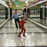 El divertido baile de un abuelo con su nieto en un supermercado, un día antes de que el niño sea operado