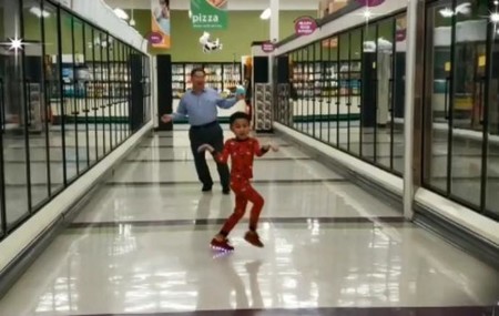 El divertido baile de un abuelo con su nieto en un supermercado, un día antes de que el niño sea operado