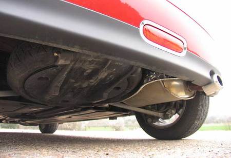 El Mini se distingue de toda la competencia por su suspensión trasera multibrazo y encima, BMW Group encuentra sitio para la rueda de repuesto