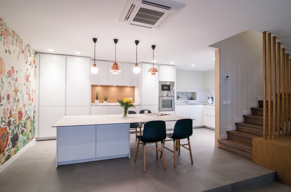 Puertas abiertas: cocina, comedor y salón integradas en la misma ... Cocina y comedor